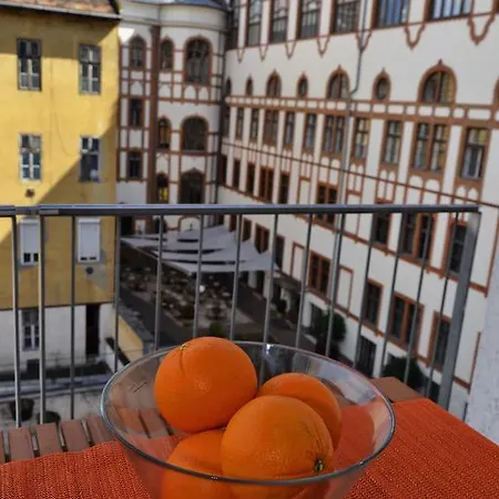 Orange Apartment *